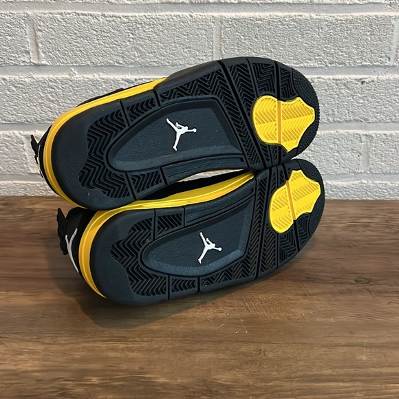 Air Jordan 4 Retro GS Thunder 2023 - Picture 4 of 5